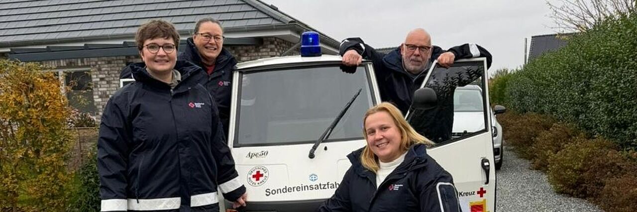 vorstand_und_ape.jpg "Erna", Wenke Gramkau, Caren Voecks, Anna-Lena Voecks und Peter Schroeder